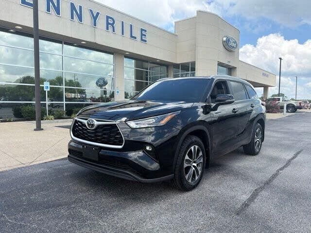 2024 Toyota Highlander LE — photo 1 of 1