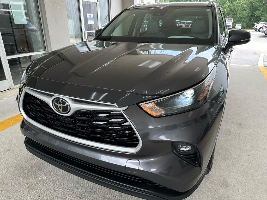 2024 Toyota Highlander XLE — photo 1 of 1