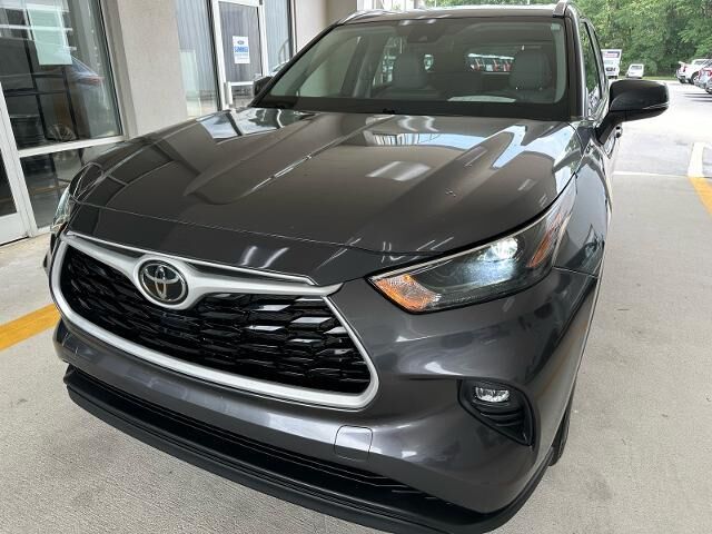 2024 Toyota Highlander LE — photo 1 of 24