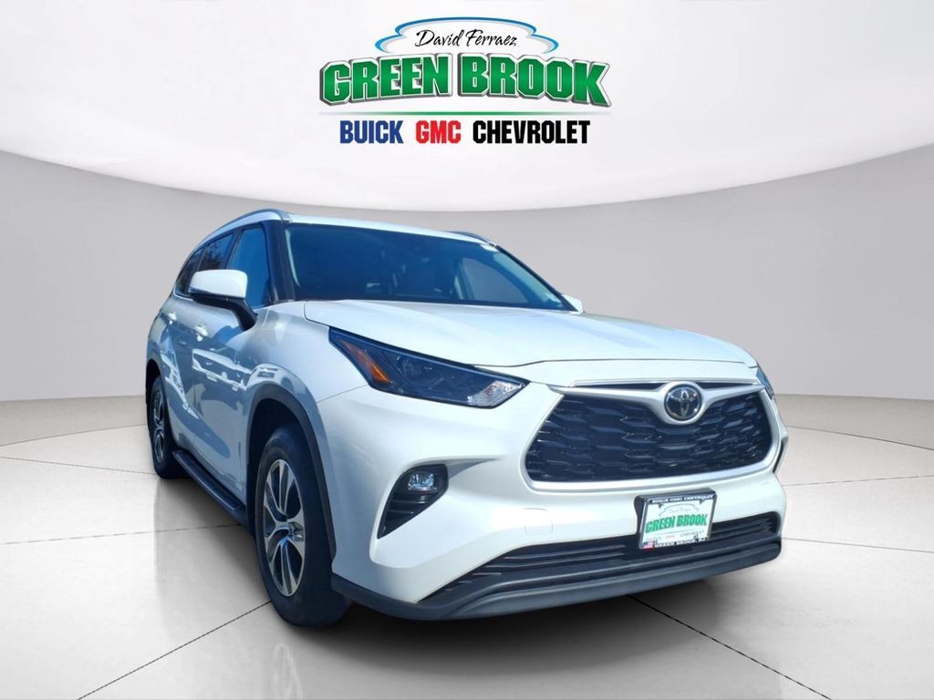 2023 Toyota Highlander XLE — photo 1 of 13