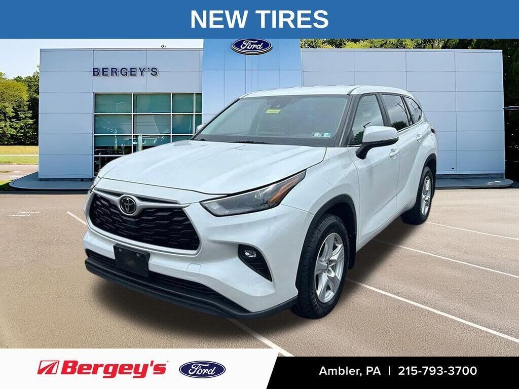 2023 Toyota Highlander LE — photo 1 of 1