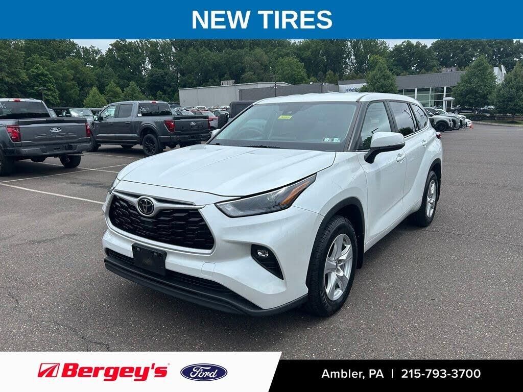 2023 Toyota Highlander LE — photo 1 of 3
