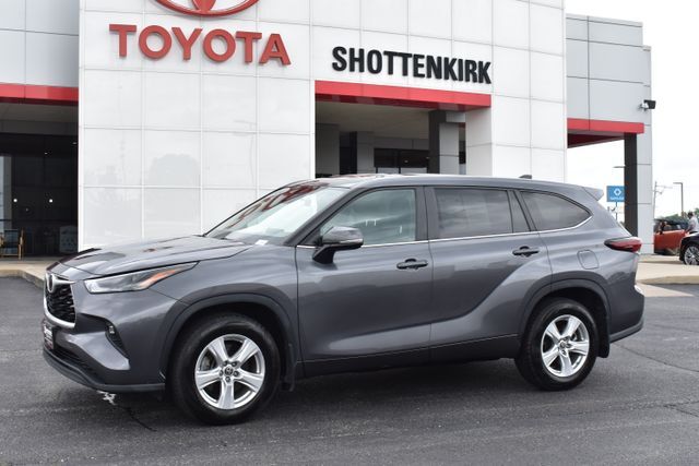 2024 Toyota Highlander LE — photo 1 of 13