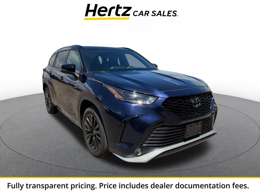 2025 Toyota Highlander LE — photo 1 of 13