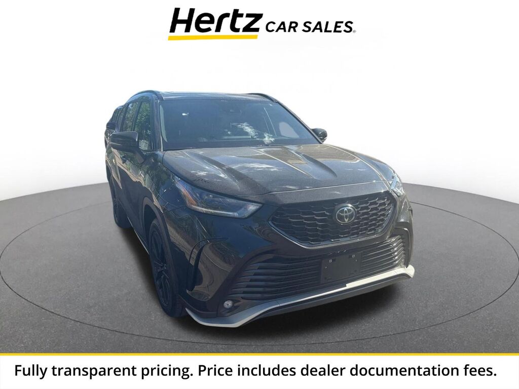 2025 Toyota Highlander LE — photo 1 of 13