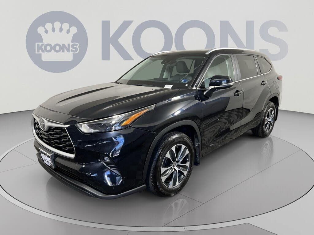2024 Toyota Highlander LE — photo 1 of 1