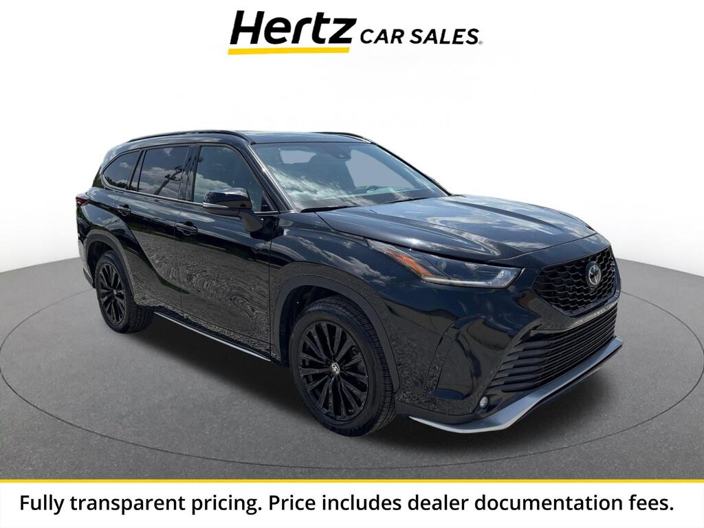 2025 Toyota Highlander LE — photo 1 of 13