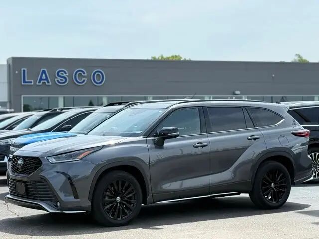 2025 Toyota Highlander XSE — photo 1 of 13