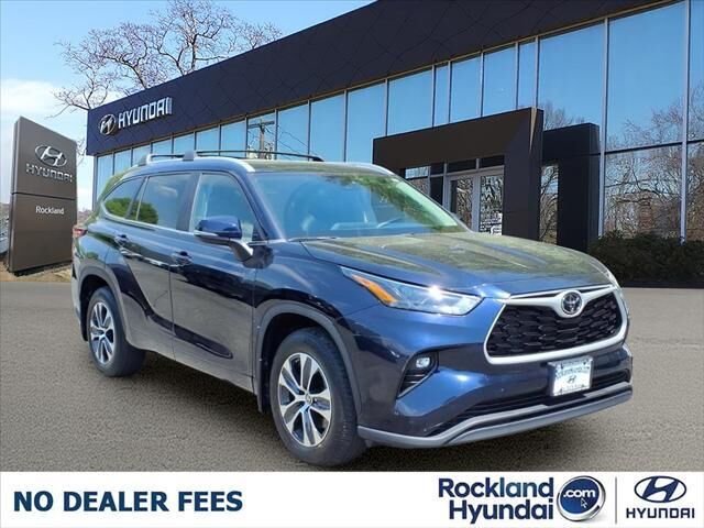 2023 Toyota Highlander XLE — photo 1 of 12