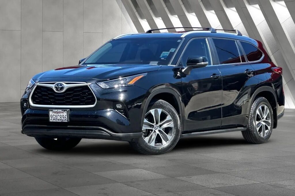 2023 Toyota Highlander XLE — photo 1 of 2