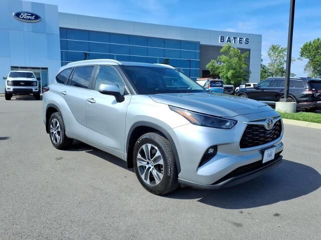 2025 Toyota Highlander LE — photo 1 of 13