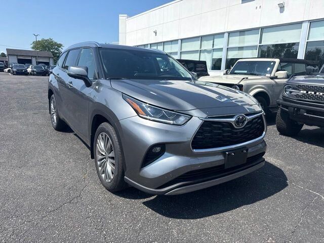 2026 Toyota Highlander Platinum — photo 1 of 24
