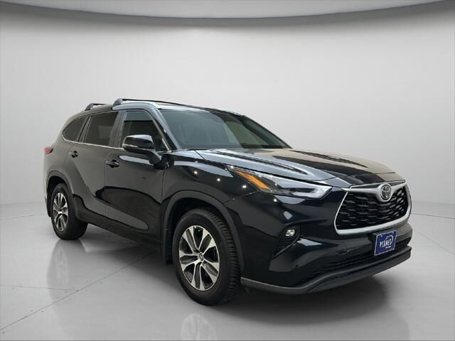 2023 Toyota Highlander XLE — photo 1 of 13