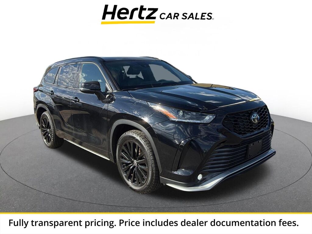 2025 Toyota Highlander LE — photo 1 of 13