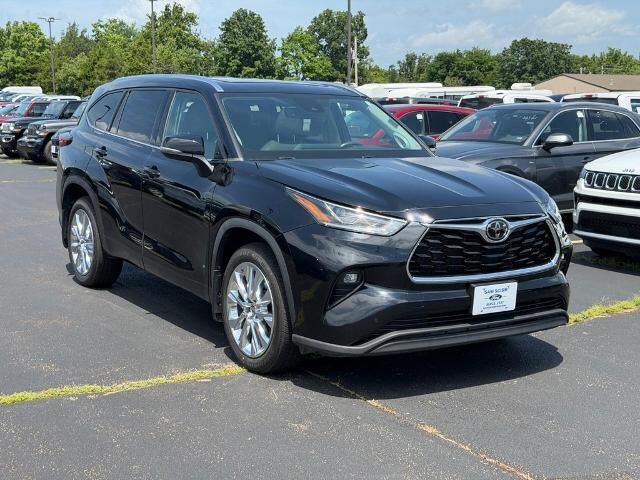 2023 Toyota Highlander Limited — photo 1 of 13