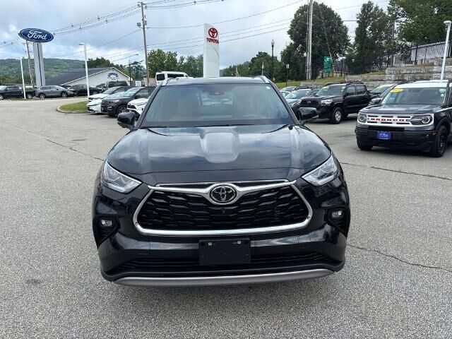 2024 Toyota Highlander Platinum — photo 1 of 12