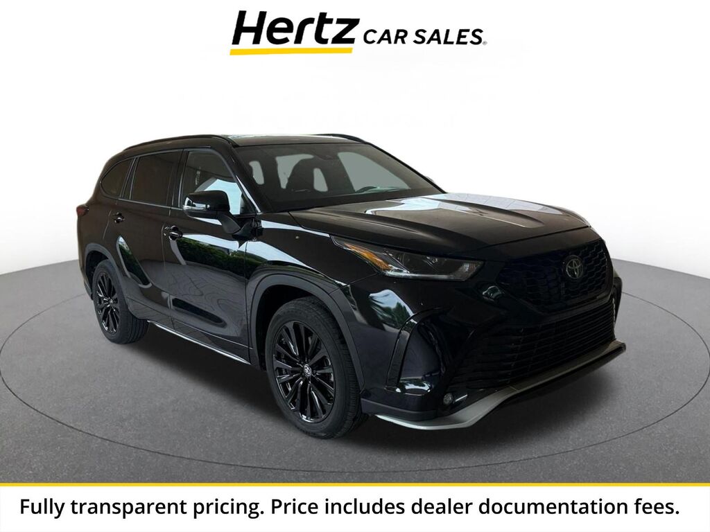2025 Toyota Highlander LE — photo 1 of 13