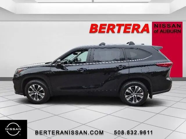 2023 Toyota Highlander XLE — photo 1 of 13
