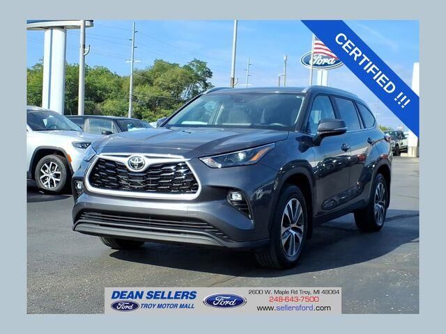 2023 Toyota Highlander LE — photo 1 of 39