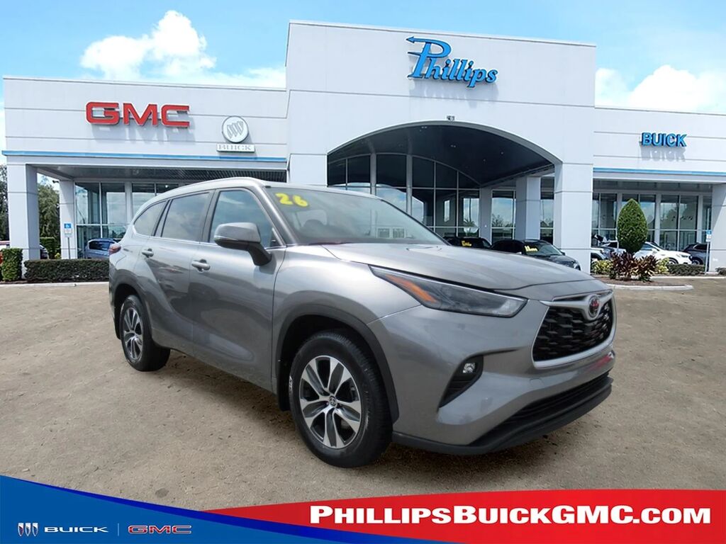 2026 Toyota Highlander XLE — photo 1 of 13