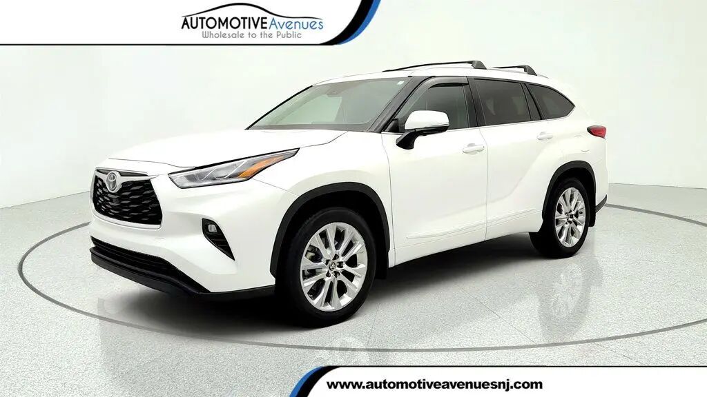 2023 Toyota Highlander L — photo 1 of 13