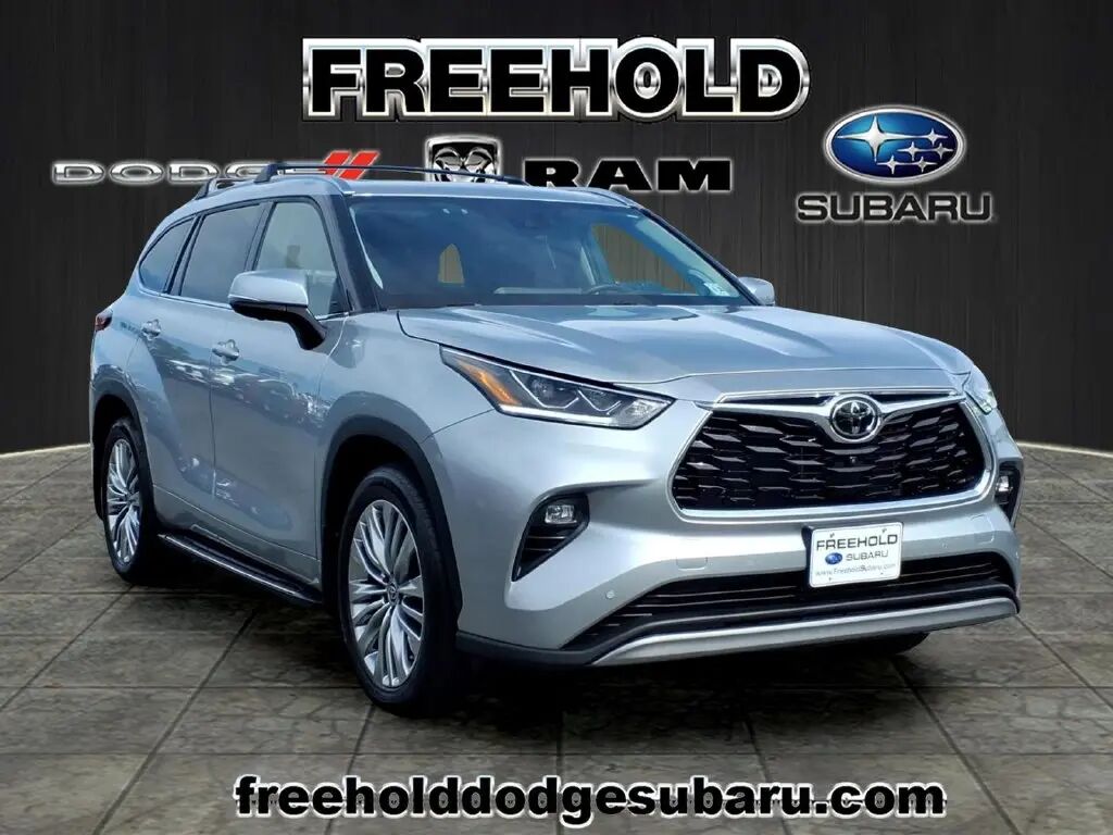 2023 Toyota Highlander Platinum — photo 1 of 13