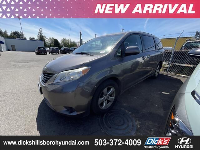 2013 Toyota Sienna LE 7-Passenger Auto Access Seat