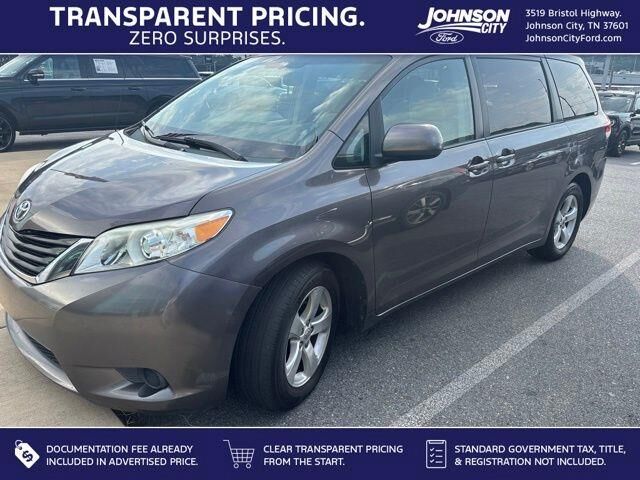 2012 Toyota Sienna LE 7-Passenger Auto Access Seat — photo 1 of 10