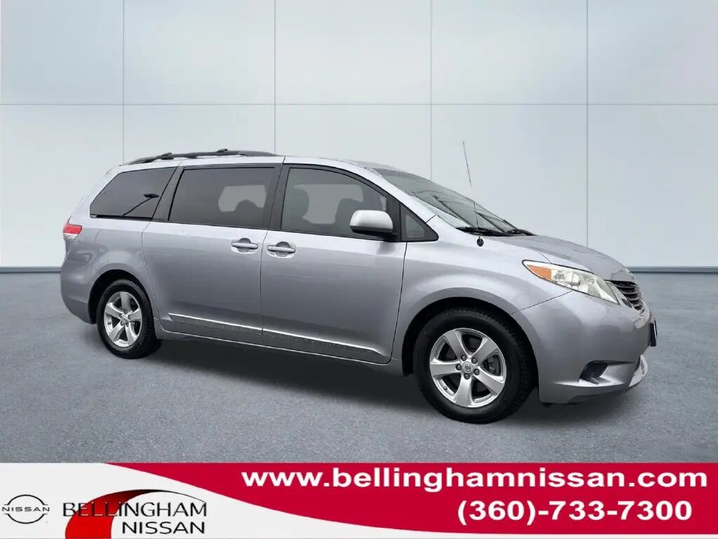 2013 Toyota Sienna LE 7-Passenger Auto Access Seat — photo 1 of 13