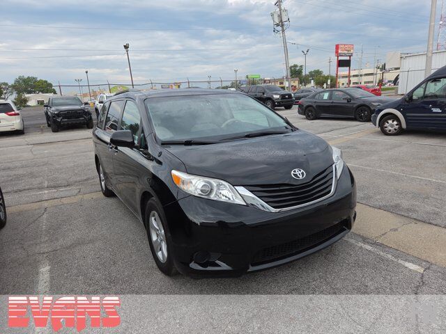 2014 Toyota Sienna LE — photo 1 of 4