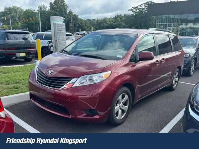 2014 Toyota Sienna LE 7-Passenger Auto Access Seat