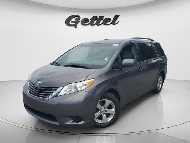 2015 Toyota Sienna LE 7-Passenger Auto Access Seat — photo 1 of 12