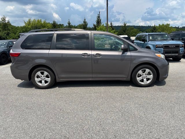 2015 Toyota Sienna LE — photo 1 of 2