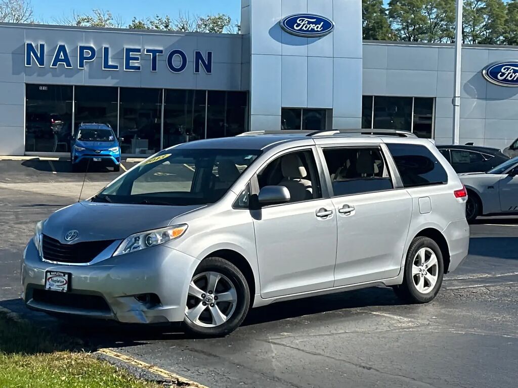 2013 Toyota Sienna LE 7-Passenger Auto Access Seat — photo 1 of 13