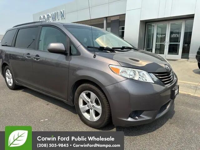 2014 Toyota Sienna LE 7-Passenger Auto Access Seat — photo 1 of 26