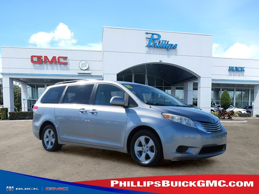 2011 Toyota Sienna LE AAS — photo 1 of 13