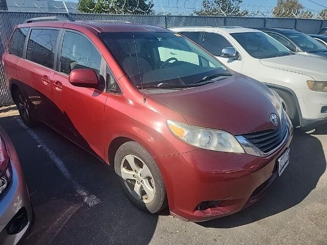 2014 Toyota Sienna LE 7-Passenger Auto Access Seat