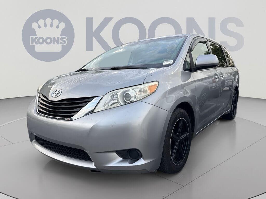 2012 Toyota Sienna LE 7-Passenger Auto Access Seat — photo 1 of 1