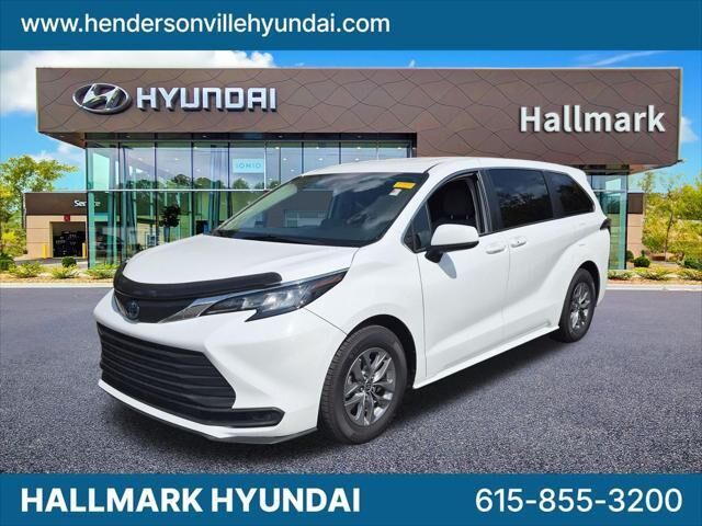2022 Toyota Sienna LE 8-Passenger — photo 1 of 13