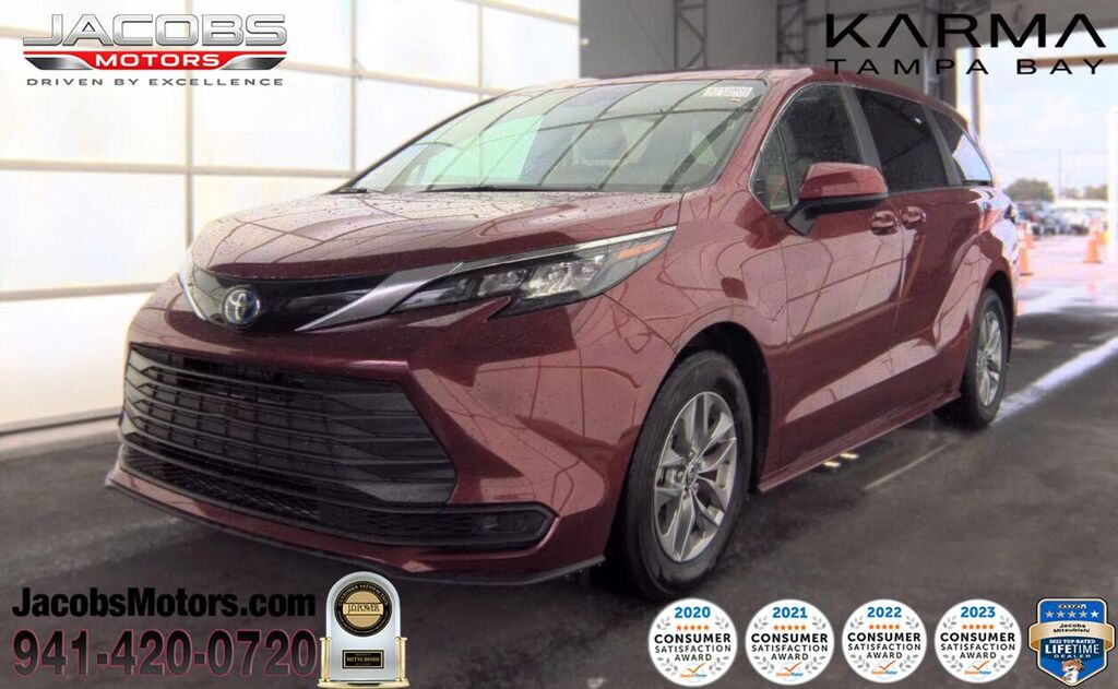 2025 Toyota Sienna LE 8-Passenger — photo 1 of 13