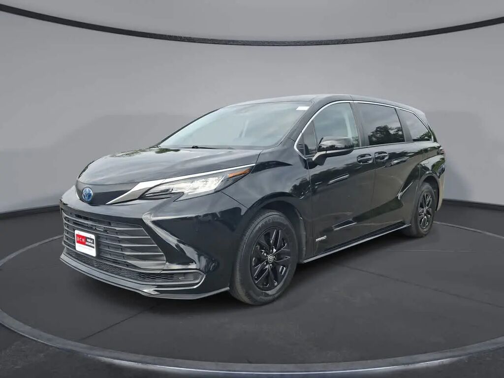 2021 Toyota Sienna LE 8-Passenger — photo 1 of 13