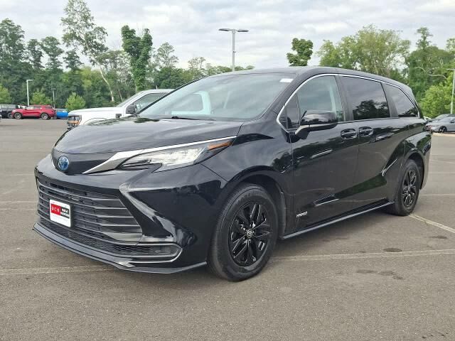 2021 Toyota Sienna LE 8-Passenger