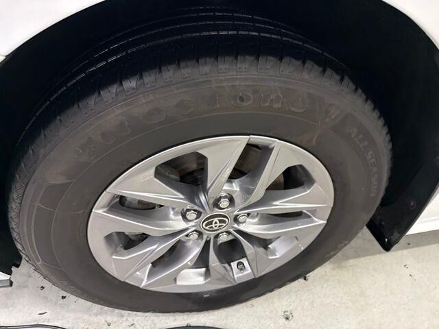 2023 Toyota Sienna LE 8-Passenger — photo 1 of 12