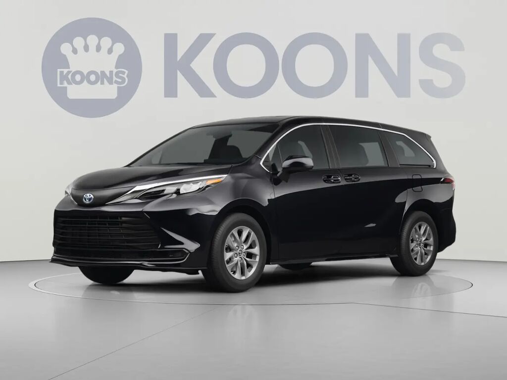 2025 Toyota Sienna LE 8-Passenger — photo 1 of 3