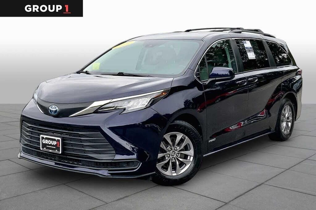 2021 Toyota Sienna LE 8-Passenger — photo 1 of 1