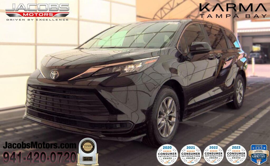 2025 Toyota Sienna LE 8-Passenger — photo 1 of 13