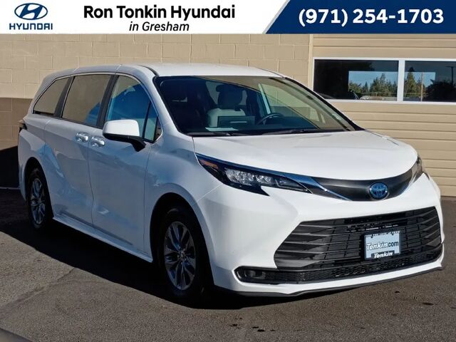 2025 Toyota Sienna LE 8-Passenger