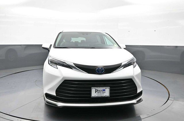 2025 Toyota Sienna LE