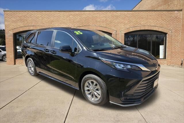 2025 Toyota Sienna LE 8-Passenger