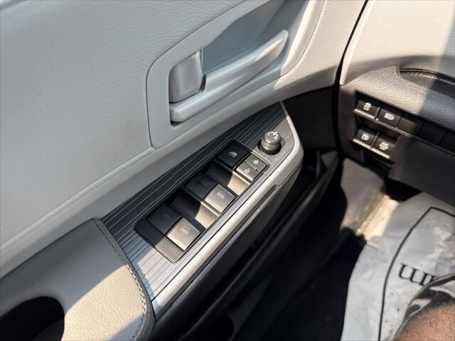 2025 Toyota Sienna LE 8-Passenger
